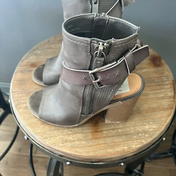 Block Heels - Picture 3 of 6